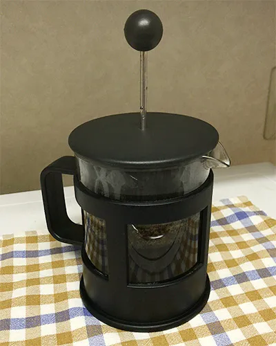 コーヒープレスの蓋をして、4分間蒸す