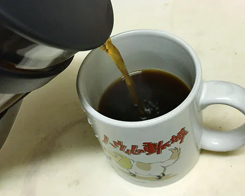 コーヒーをカップへ移す