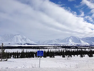 雪で覆われた山脈