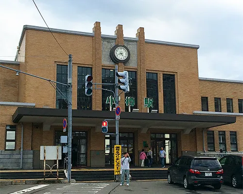 ひっそりした佇まいの小樽駅