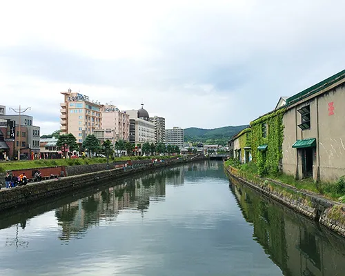 川に沿って立ち並ぶ古い建物と蔵