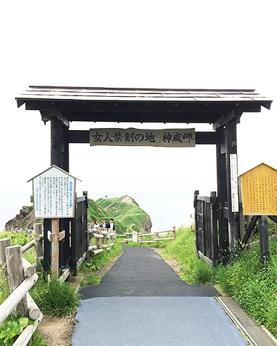 神威岬の入り口にある鳥居