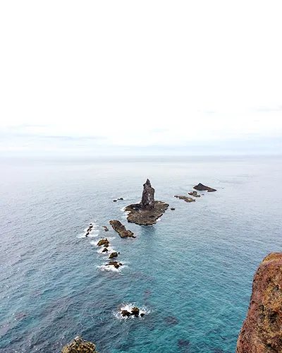 そびえ立つ神威岩