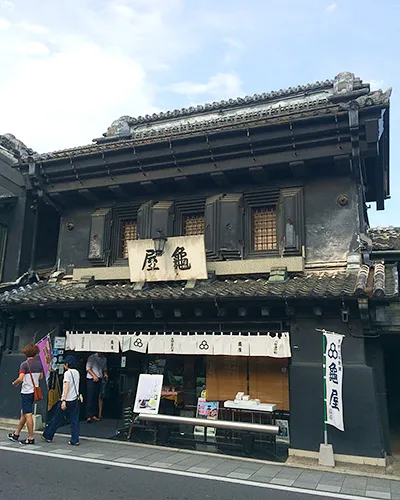 伝統あるお菓子屋「龜屋」の外観