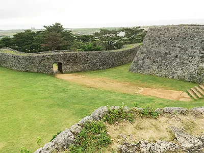 広大な座喜味城跡