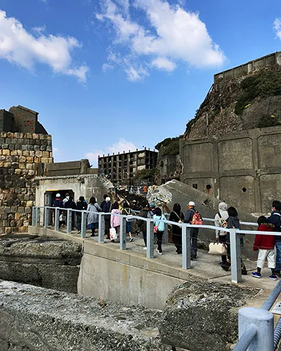 ツアーで島に上陸する人々