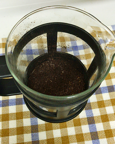 挽いた豆をコーヒープレスへ移す